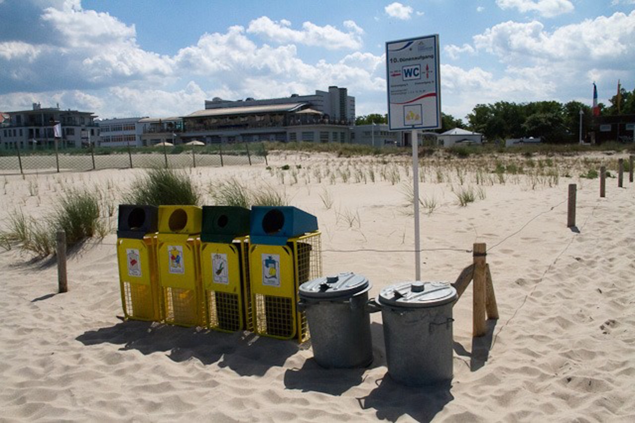 Mülltrennung am Strand von Warnemünde