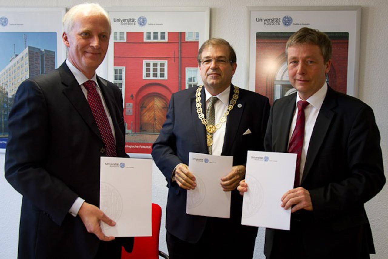 Thomas Richterich von Nordex, Rektor Prof. Dr. Wolfgang Schareck und Minister für Wissenschaft und Bildung Henry Tesch bei der vertragsunterzeichnung für die Stiftungsprofessur Windenergietechnik