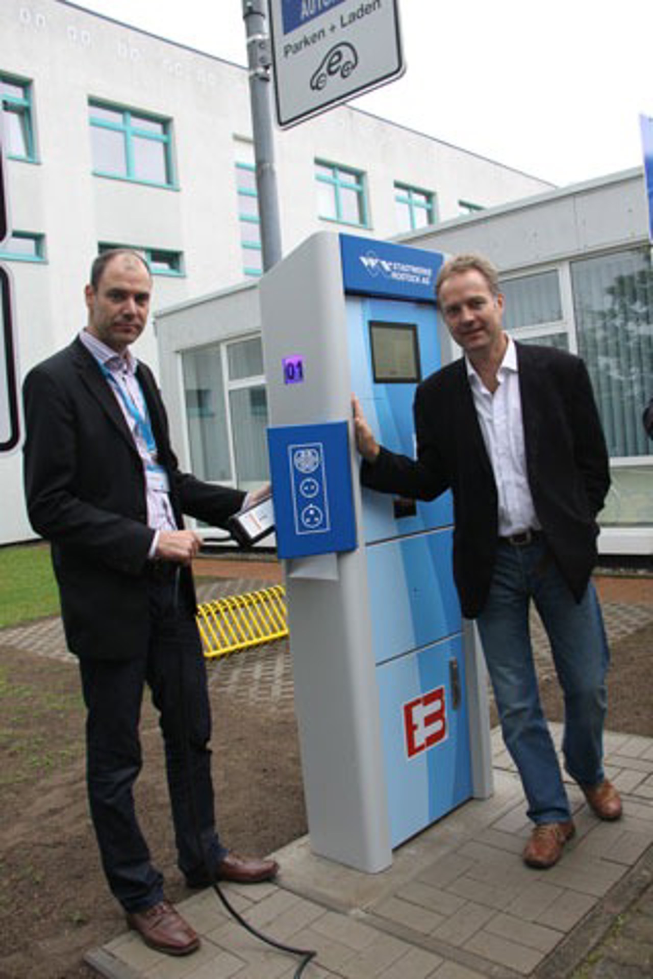 Thomas Fischer vom TZW (links) und Holger Matthäus an der Ladesäule in Warnemünde