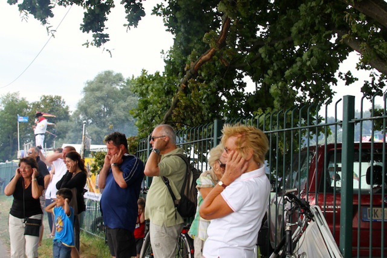 Es ist laut! Zuschauer beim Kanonier- und Böllertreffen 2014 in Rostock