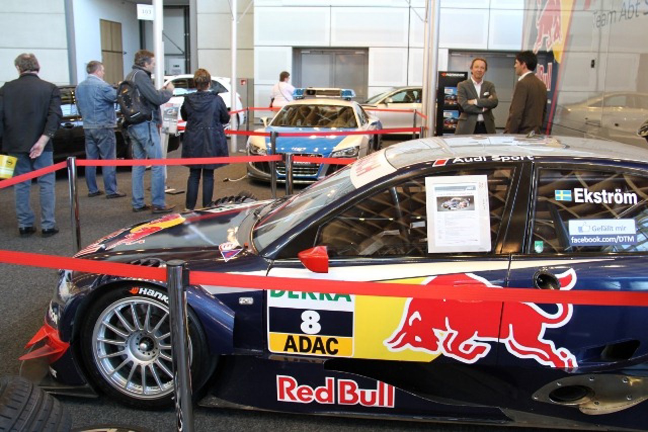 ABT Sportsline zeigt ein Fahrzeug aus der DTM und den Polizeiwagen R8 GTR