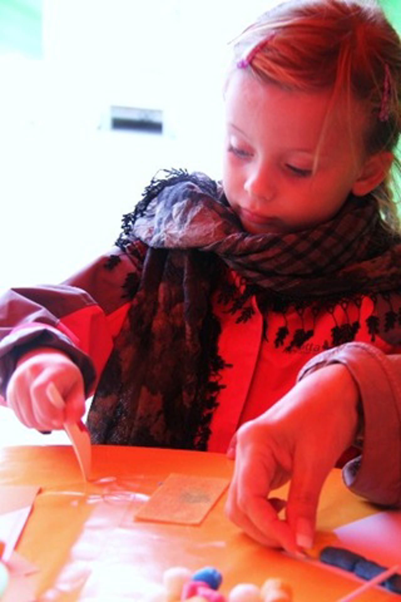 Milena (5) bastelt mit PlayMais