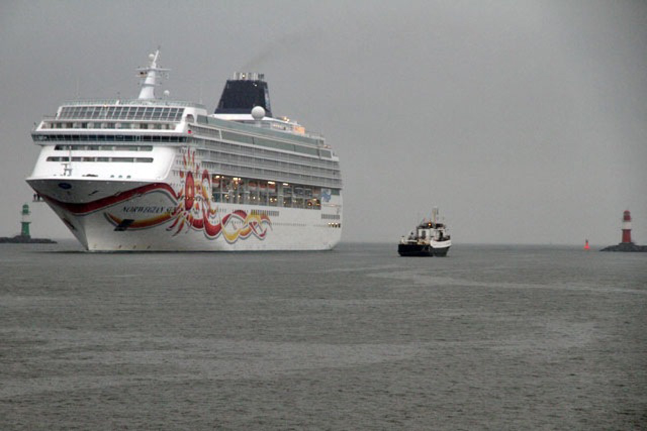 Norwegian Sun, Einfahrt nach Warnemünde
