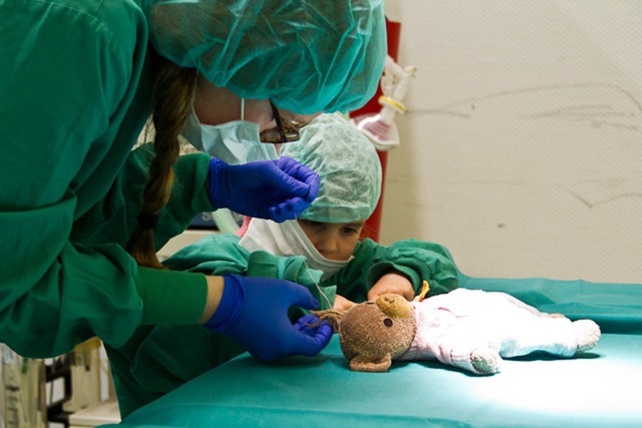 Im Operationssaal kommen die Plüschtiere nicht unters Messer, sondern werden geflickt.