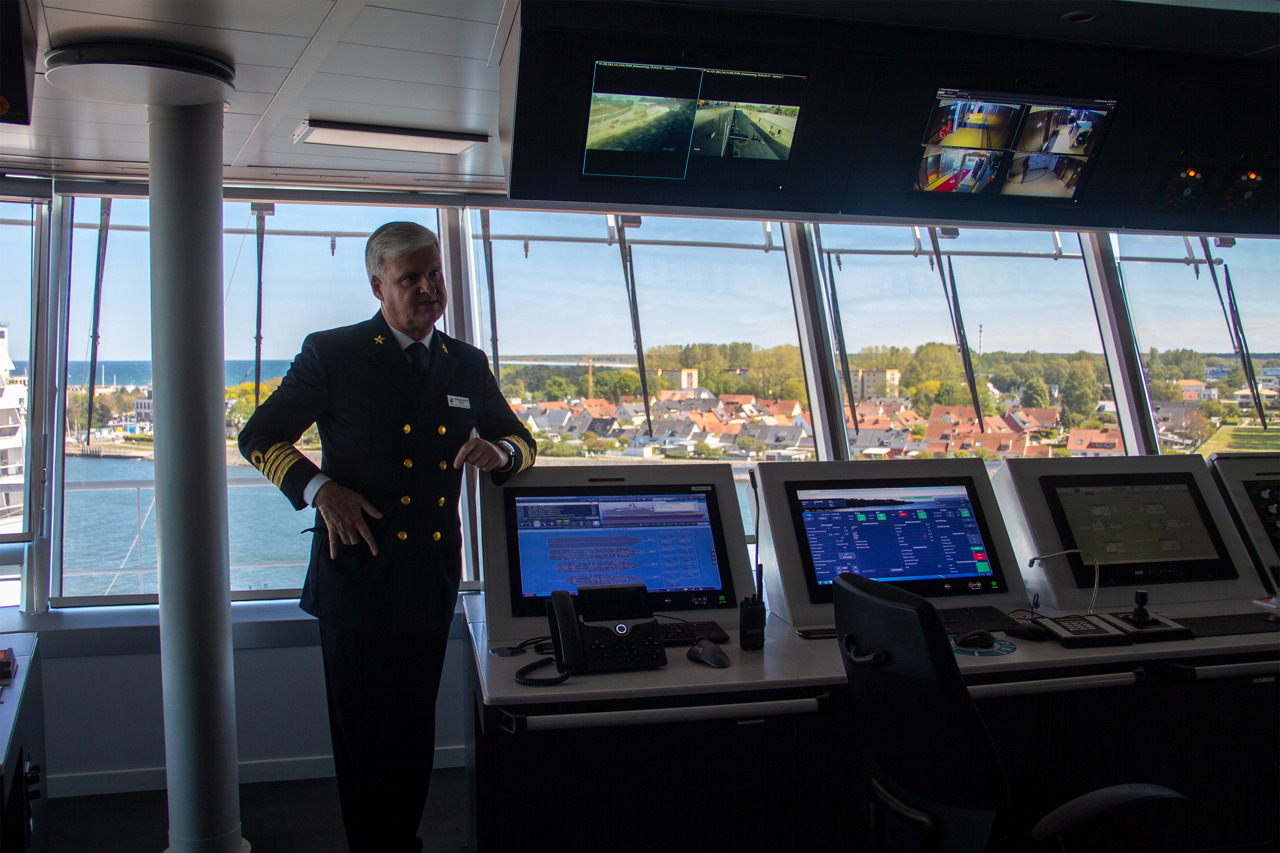 Kapitän Sybe de Boer auf der Brücke des Kreuzfahrtschiffes Nieuw Statendam