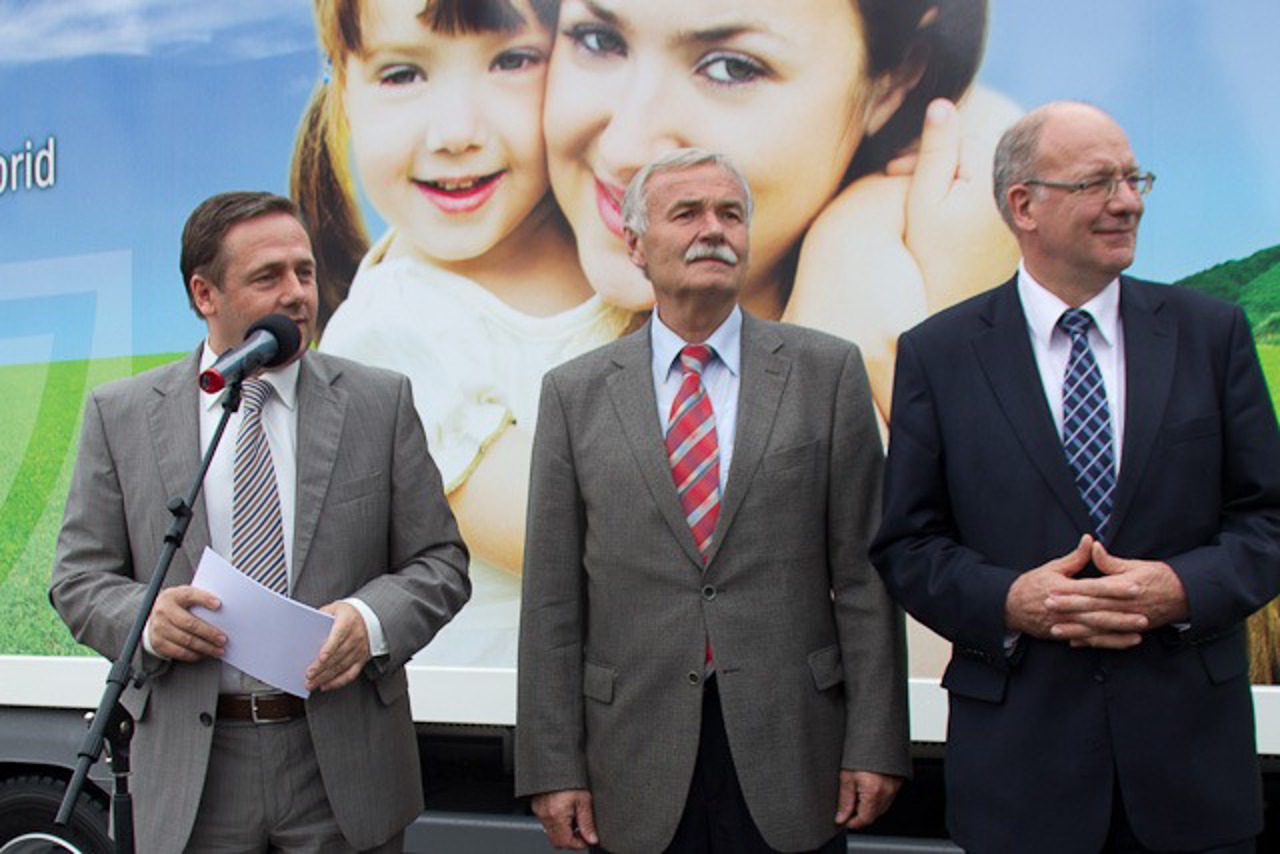 Stephan Gustke, Jürgen Seidel und Roland Methling (v.l.) bei der feierlichen Inbetriebnahme des Hybrid-LKWs
