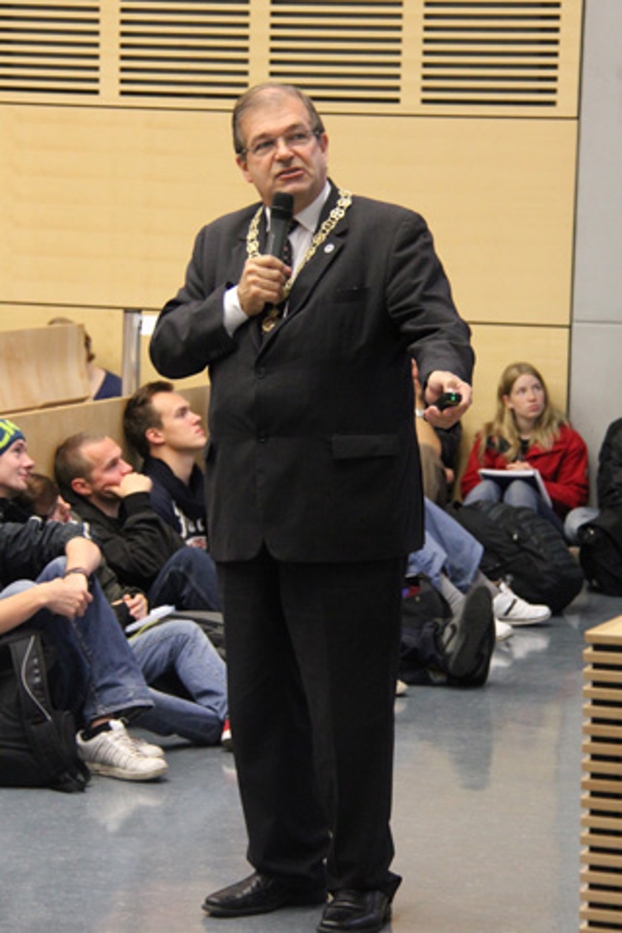Rektor Wolfgang Schareck