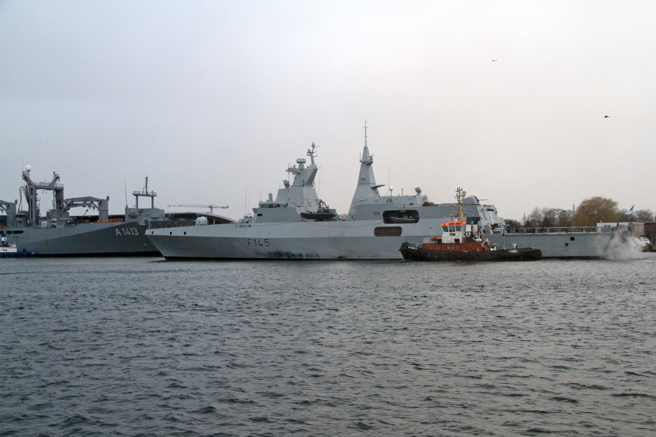 SAS „Amatola“, dahinter der Einsatzgruppenversorger „Bonn“ in Rostock-Warnemünde