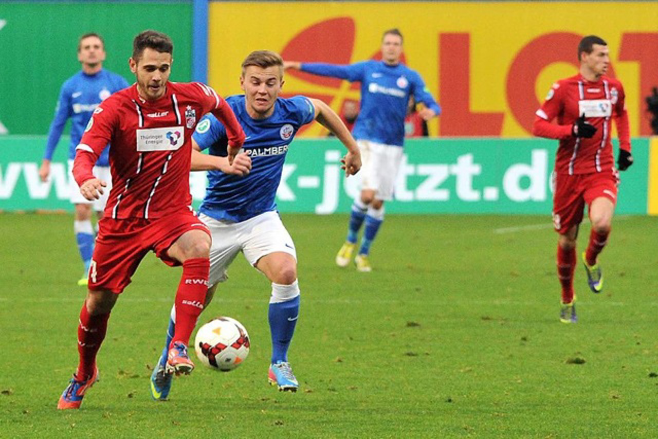 Torschütze David Blacha (Hansa Rostock) im Zweikampf mit Luka Marino Odak (Rot-Weiß Erfurt)