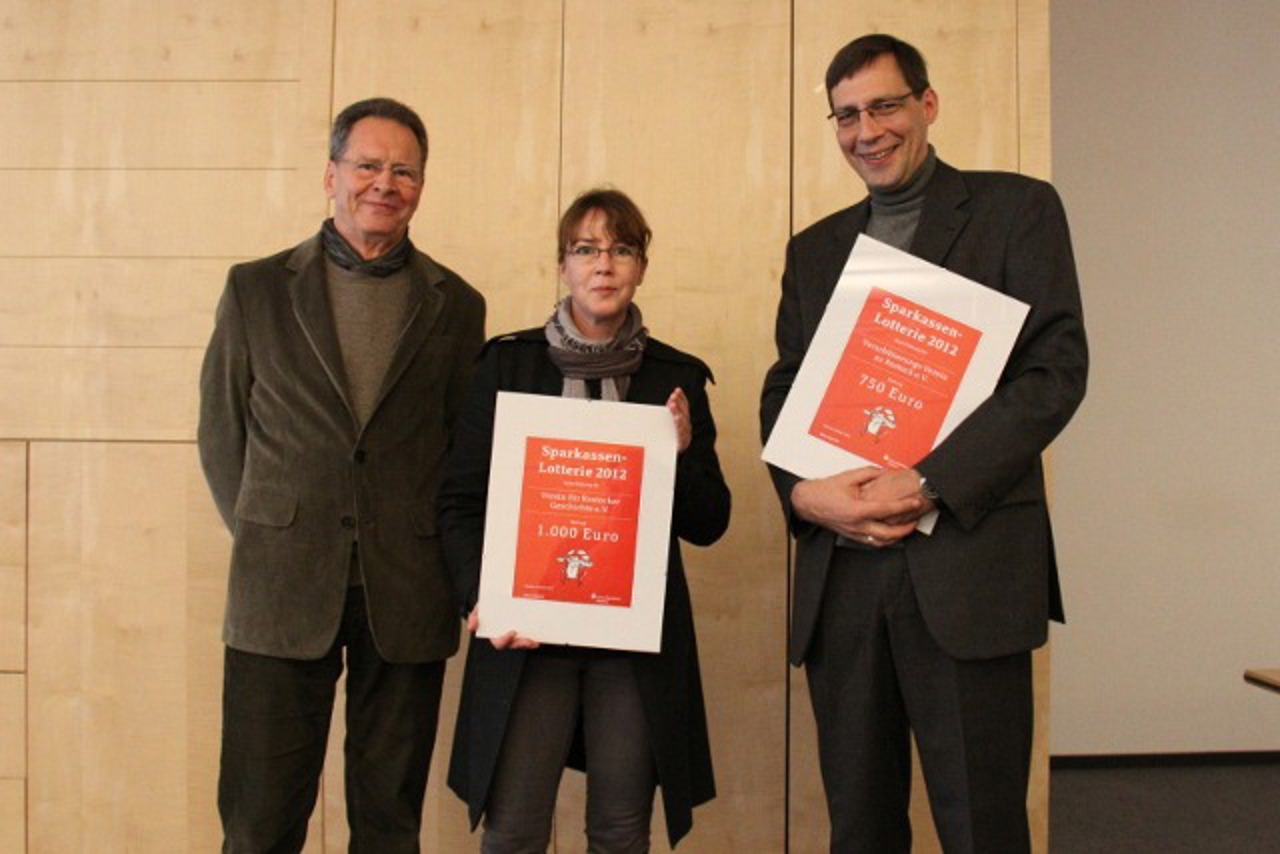 Wolfgang Kienast und Hannes Rother vom Verschönerungs-Verein und Gisela Franke vom Verein für Rostocker Geschichte