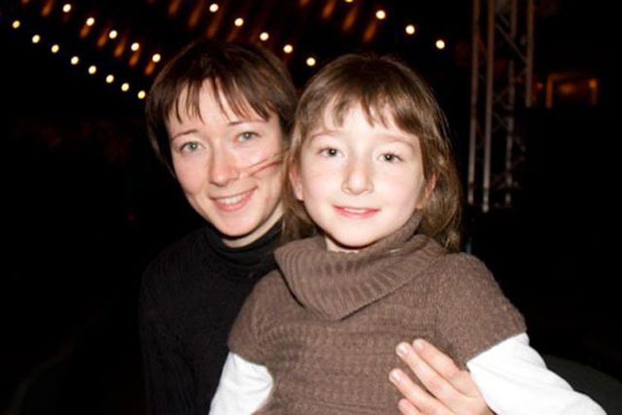 Leona mit ihrer Mama im Theaterzelt