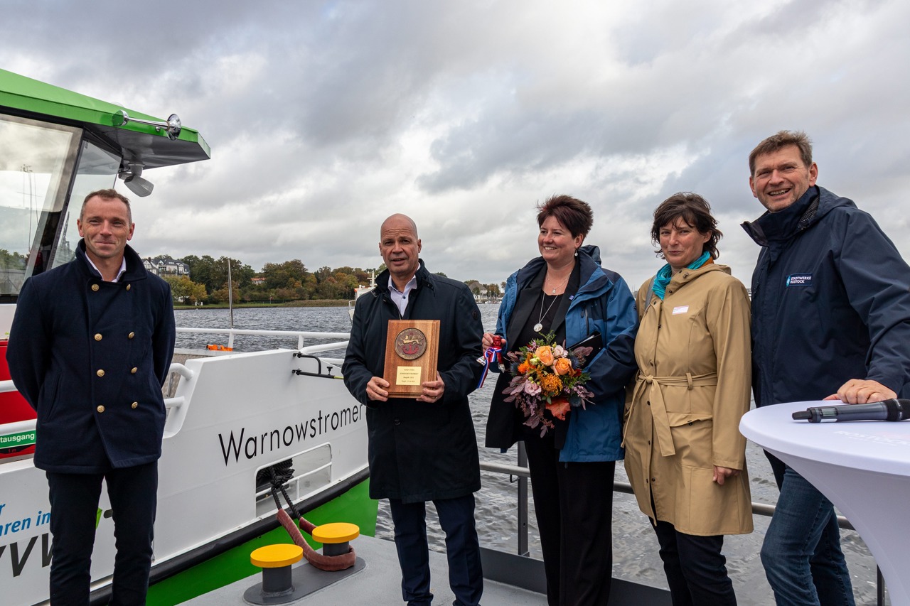 Seemannsdiakonin Stefanie Zernikow (Mitte) taufte die neue Elektro-Solarfähre „Warnowstromer“ Im Stadthafen Rostock