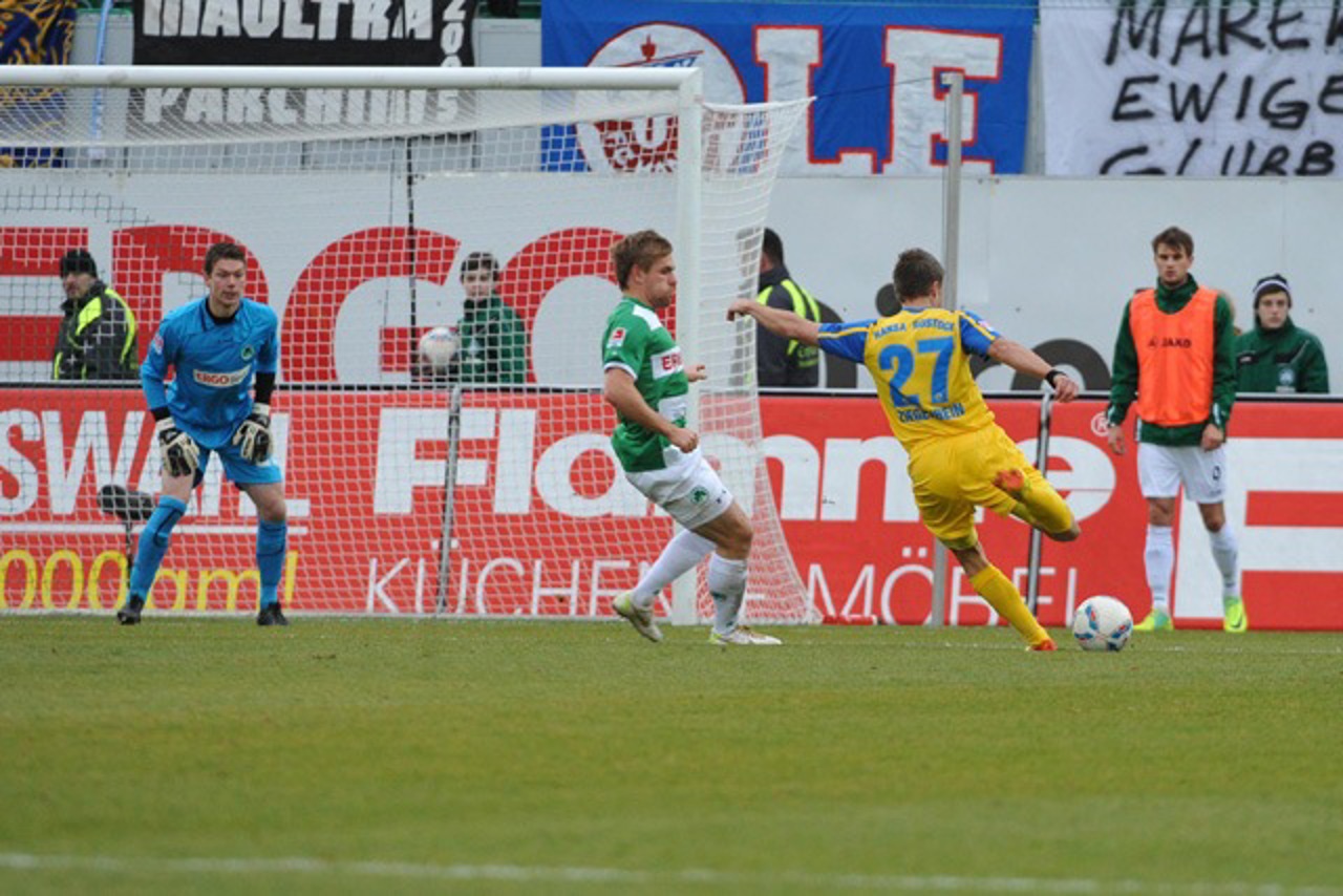 Ziegenbein hat für Hansa Rostock die erste Chance der zweiten Halbzeit gegen Greuther Fürth
