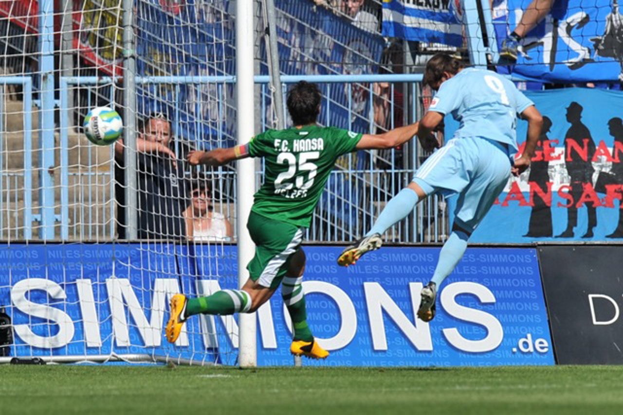 Hansa Rostock gegen den Chemnitzer FC: Sebastian Pelzer lässt Anton Fink beim 1:0 viel Platz
