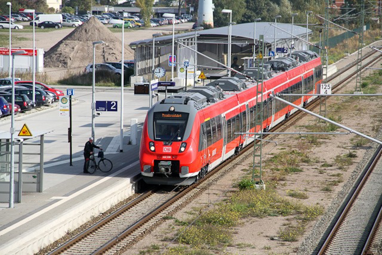 Die neue S-Bahn am ÖPNV-Verknüpfungspunkt  Warnemünde Werft