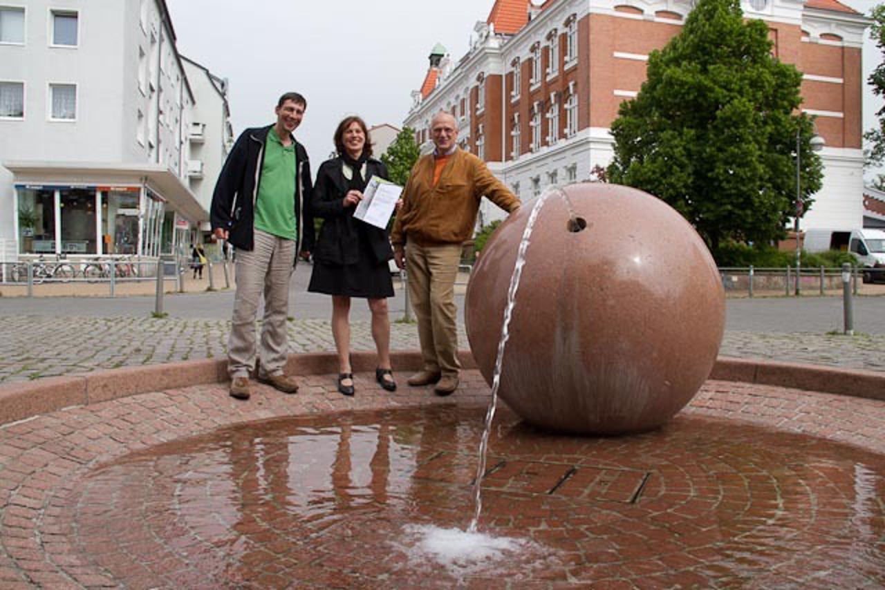 Hannes Rother vom Verschönerungsverein und Anette Niemeye vom Ortbeirat erhalten eine Urkunde von Stefan Neubauer vom Amt für Stadtgrün