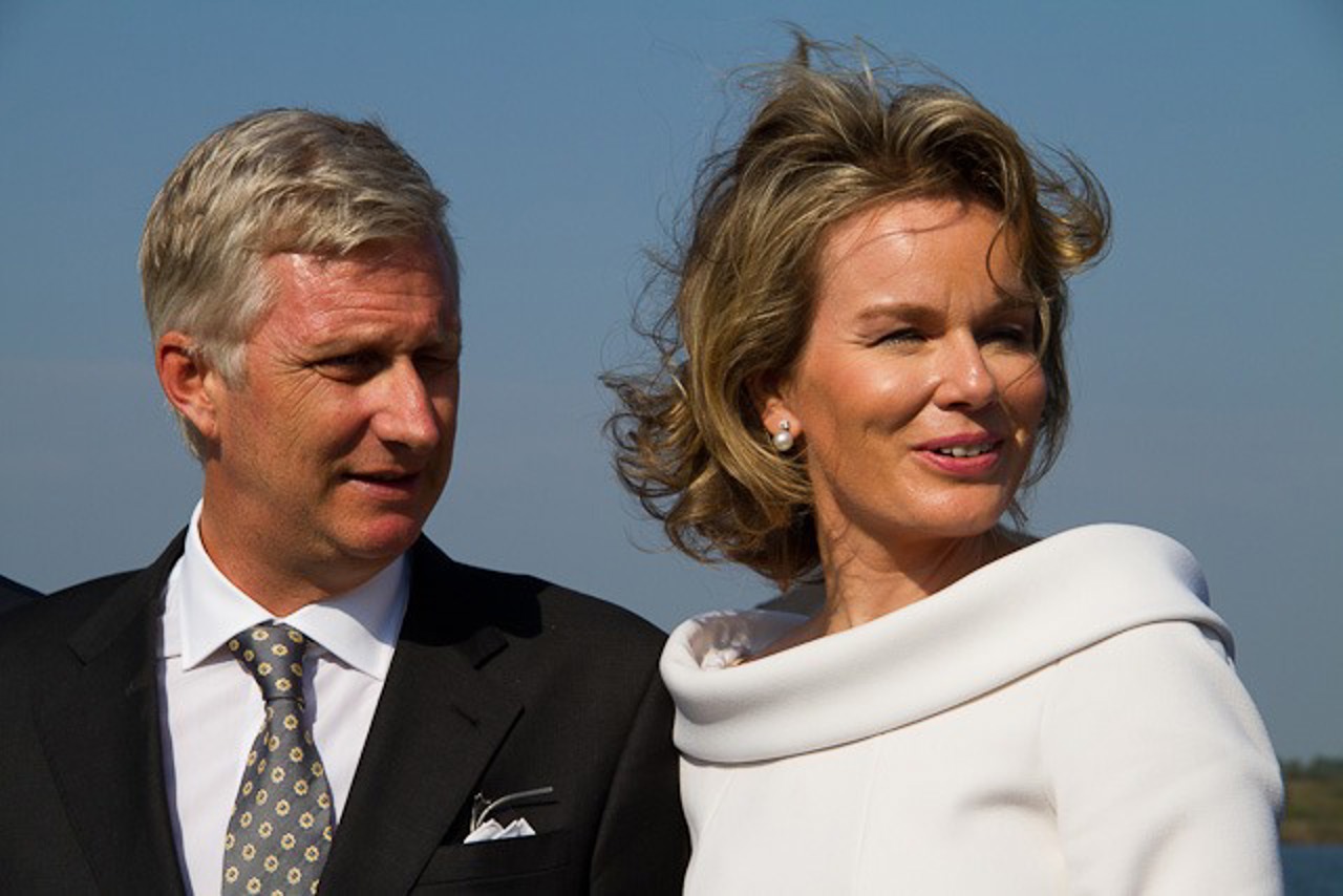Während Gastgeber Joachim Gauck Hände schüttelt, wirft das belgische Königspaar einen Blick auf die Rostocker Skyline.