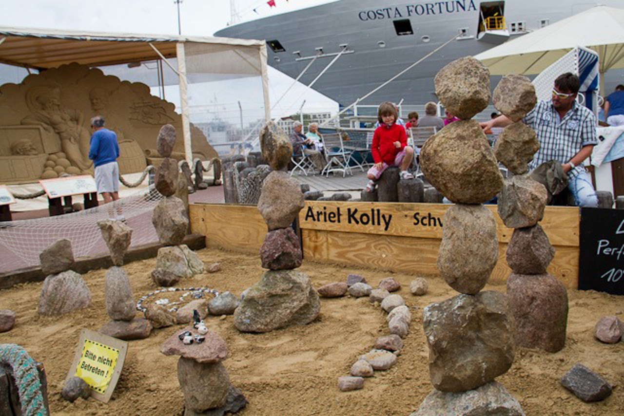 Ariel Kolly mit seiner Performance "Balance der Steine " in Warnemünde