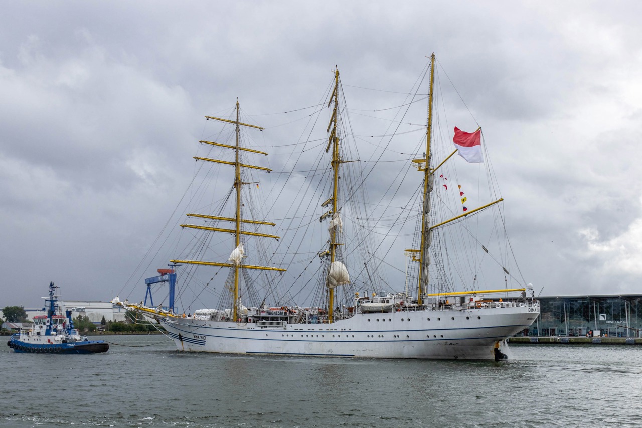 Die „Bima Suci“ ist das größte Segelschiff der Hanse Sail Rostock 2023 - ab Donnerstag liegt es am Passagierkai in Warnemünde und kann beim Open Ship besichtigt werden.