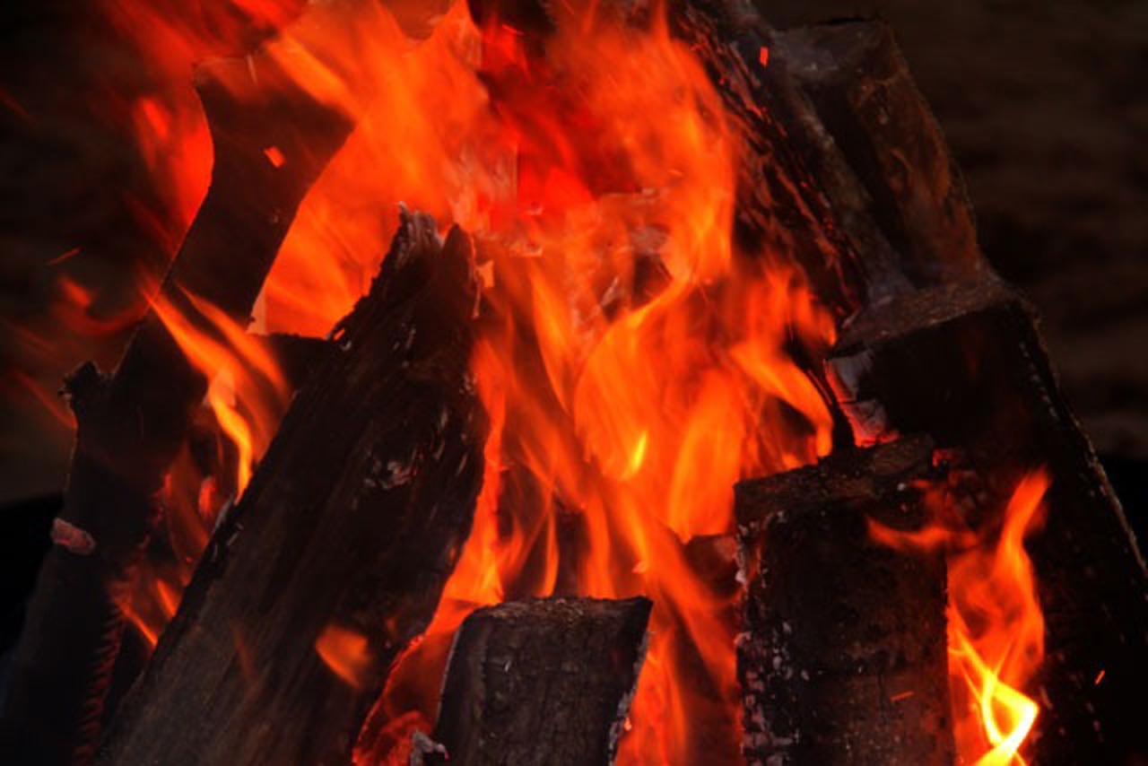Wärmendes Strandfeuer