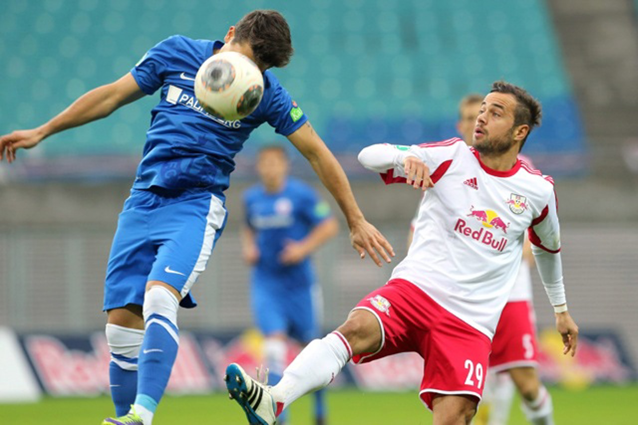 Hansa Rostock besiegt RB Leipzig mit 2:1 - Julian Jakobs im Duell mit Sebastian Heidinger