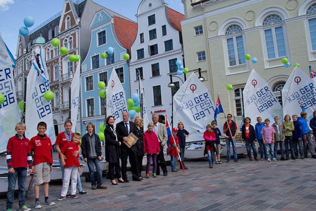 Rostocker Segelnachwuchs mit seinen Optimisten-Jollen auf dem Uniplatz