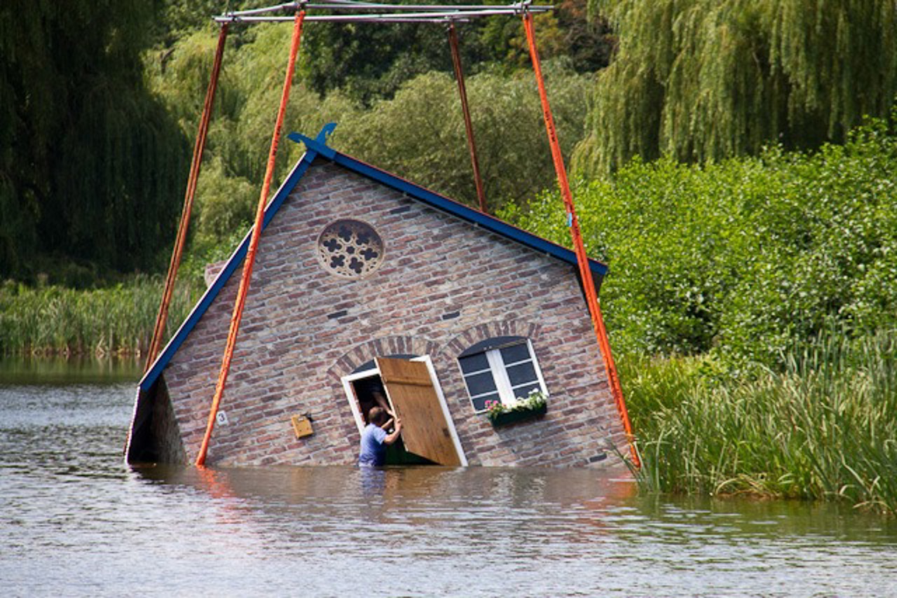 Ein Radio wird ins Haus gestellt. Denn trotz Hochwasser durch die globale Erwärmung geht das Leben ganz normal weiter.