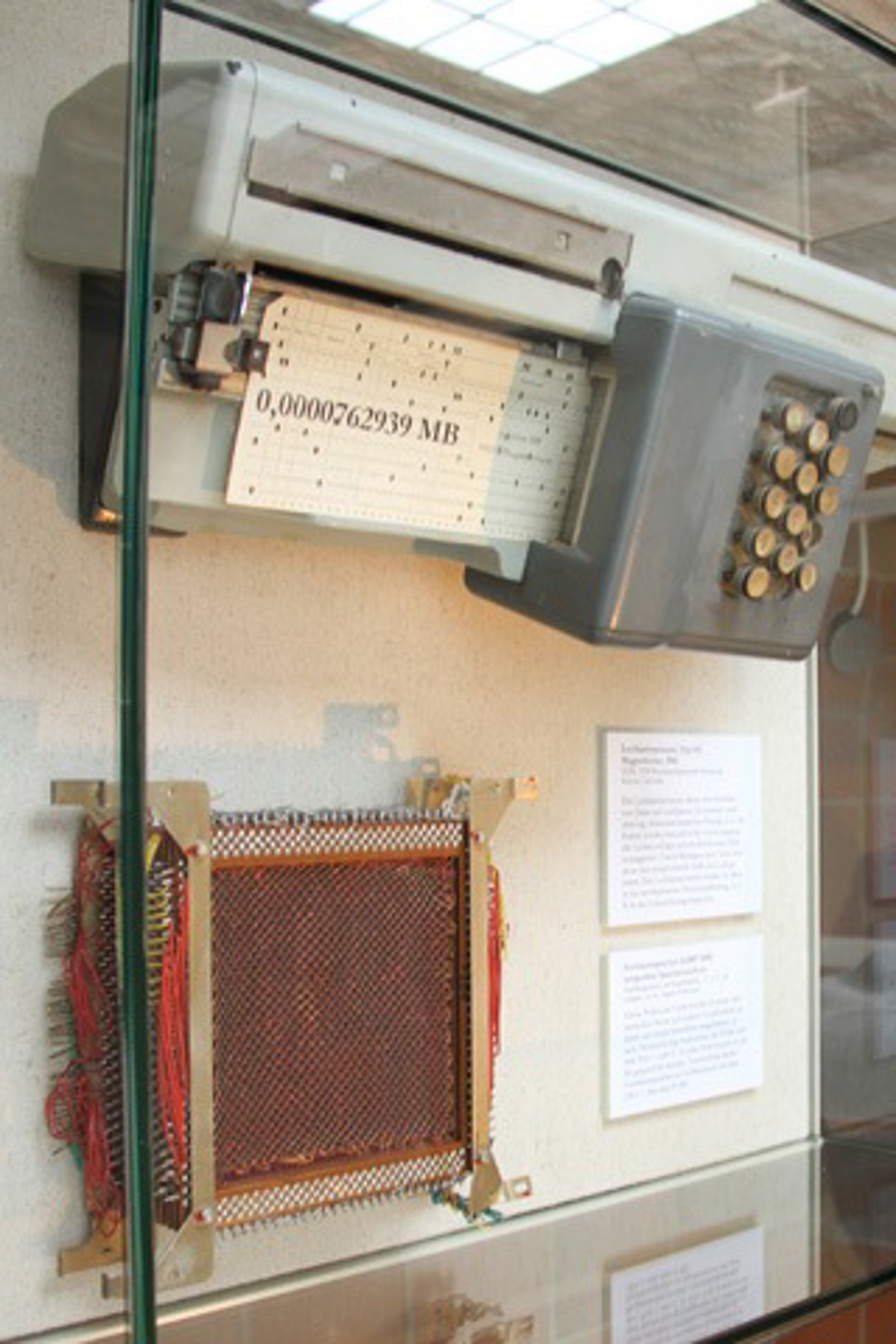 Lochkartenstanzer und Ferritkernspeicher