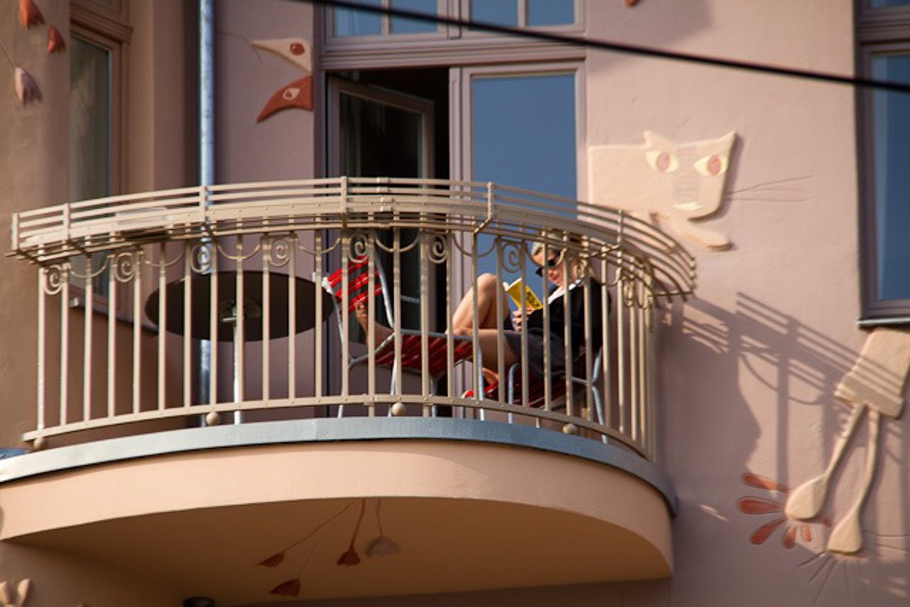 Ein schöner Ort zum Lesen: auf dem Balkon umgeben von streunenden Katzen und einem herunterfallenden Blumentopf