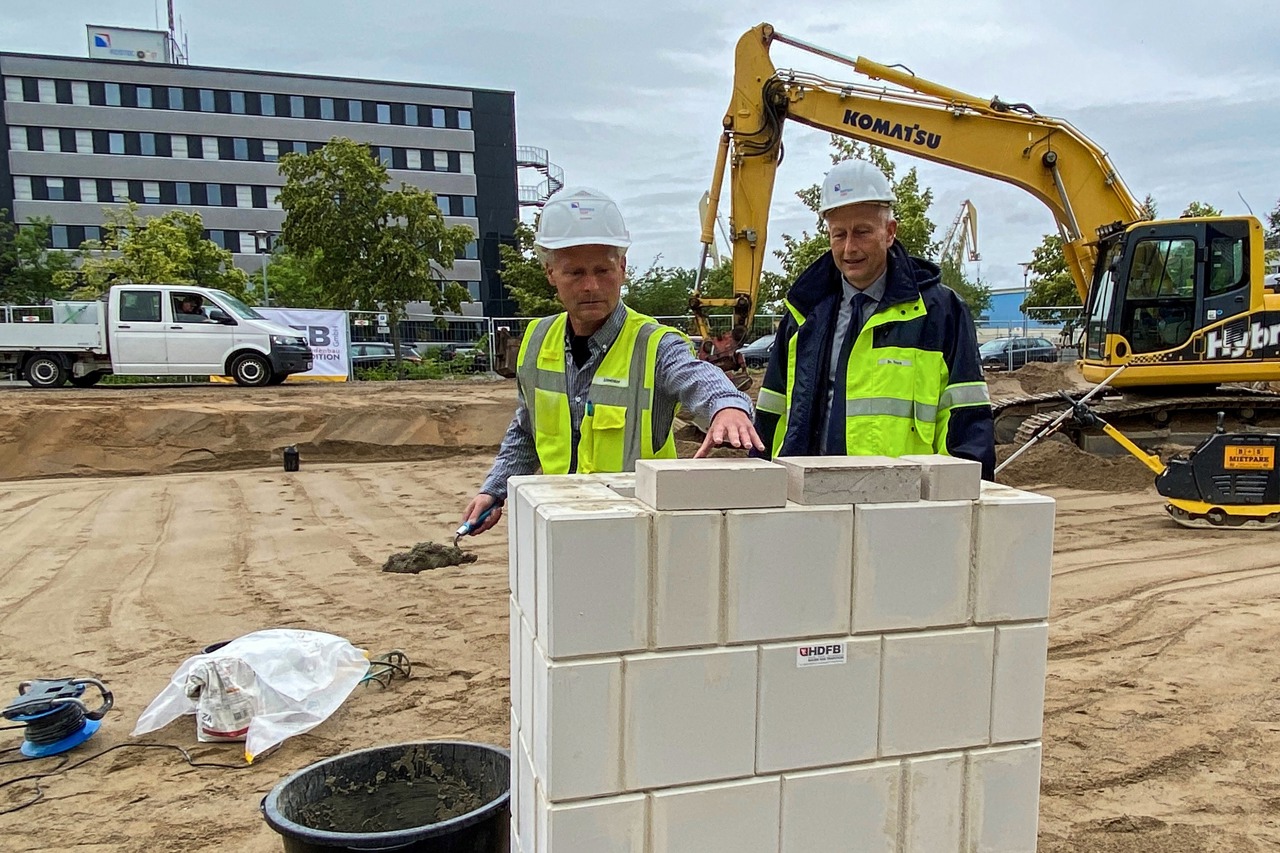Projektleiter Frank Schneider (links) und Geschäftsführer Dr. Gernot Tesch (beide Rostock Port) bei der Grundsteinlegung des Bürozentrums im Seehafen Rostock.