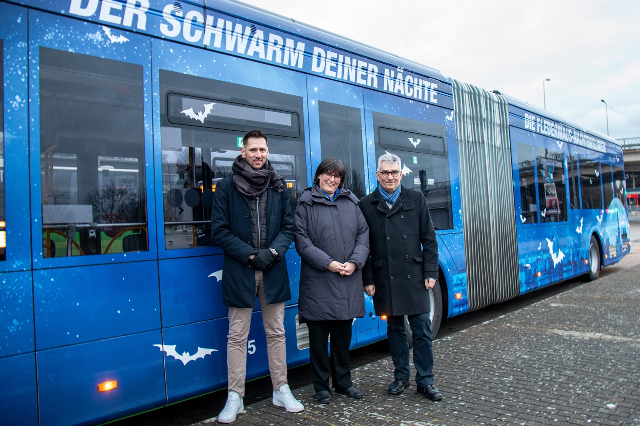 BIP-Geschäftsführer Christian Blümel und die RSAG-Vorstände Yvette Hartmann und Jan Bleis vor dem neuen „Fledermaus-Botschafter“ (v.l.n.r)