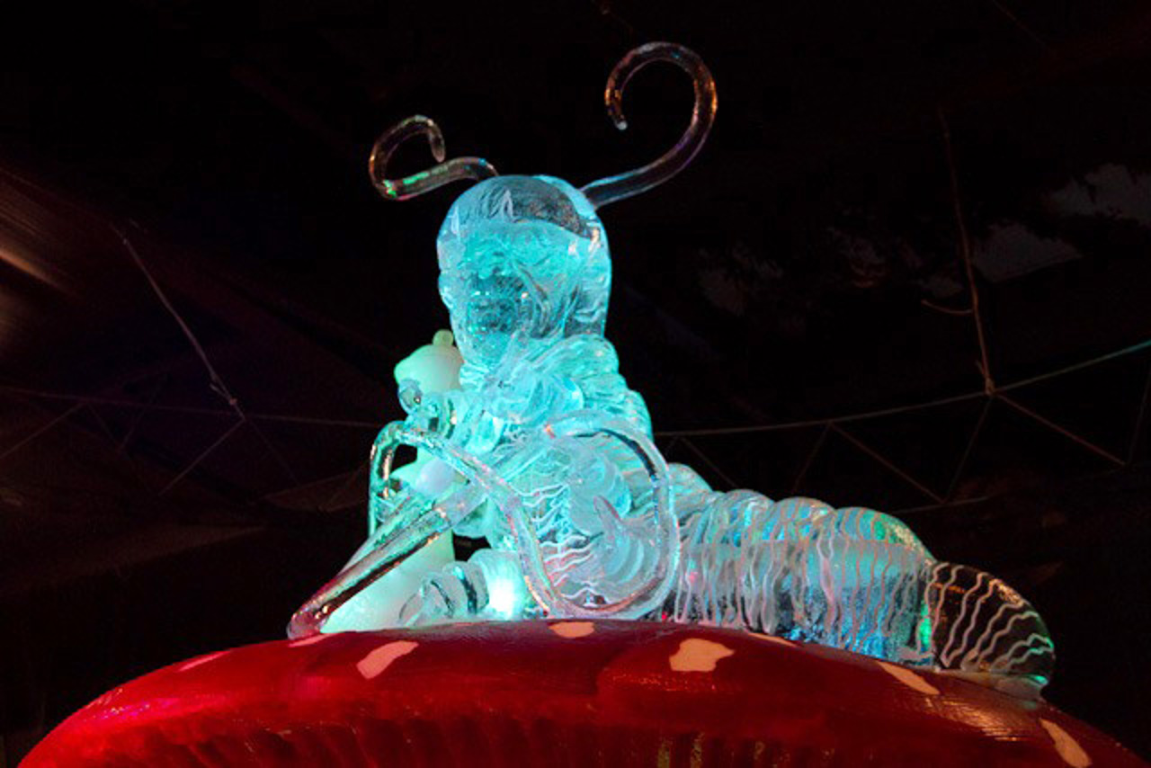 Die Raupe im Erdbeerwunderland