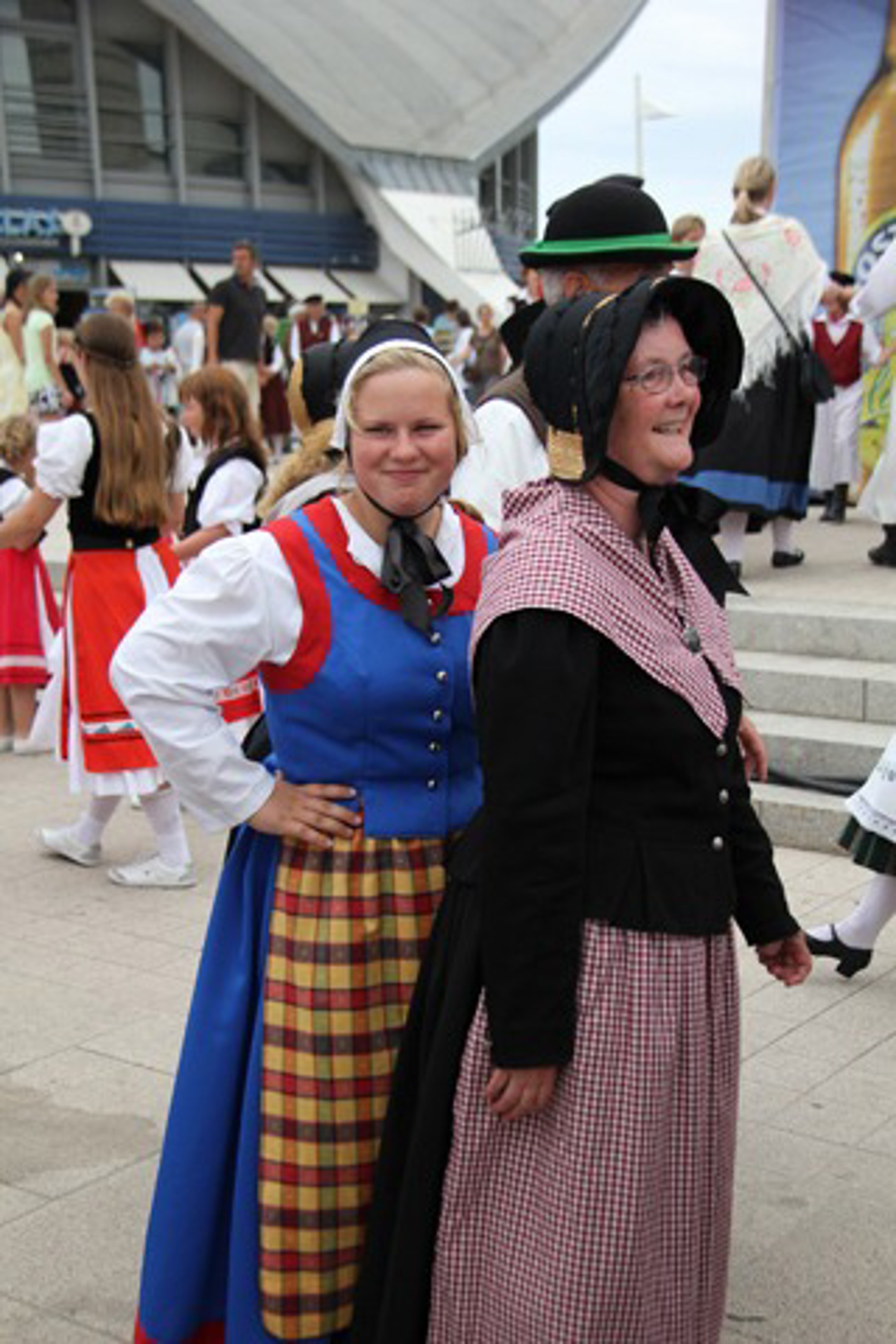 Annemarie Bergmann in der Kindertracht des Warnemünder Trachtenvereins