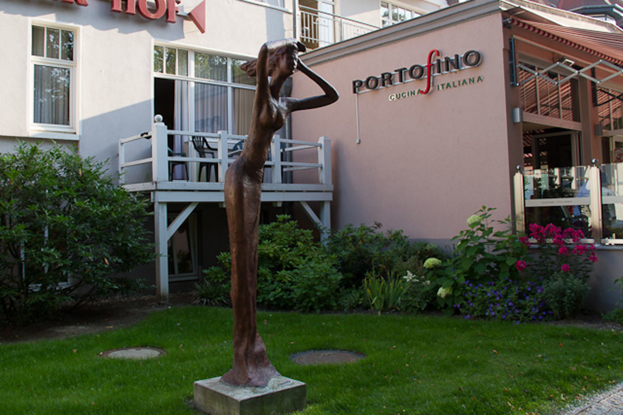 Seit zwei Jahren steht eine ähnliche Figur von Eneos vor dem Hotel Nordischer Hof in Kühlungsborn