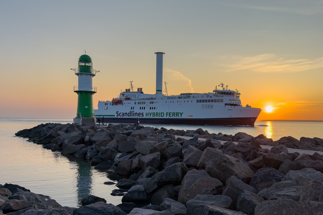 Scandlines-Fähre „Berlin“ läuft zum Sonnenaufgang in Warnemünde ein