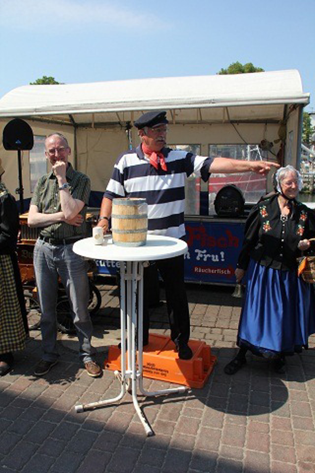 Auktionator Charly Frommke erhält Unterstützung vom Warnemünder Trachtenverein