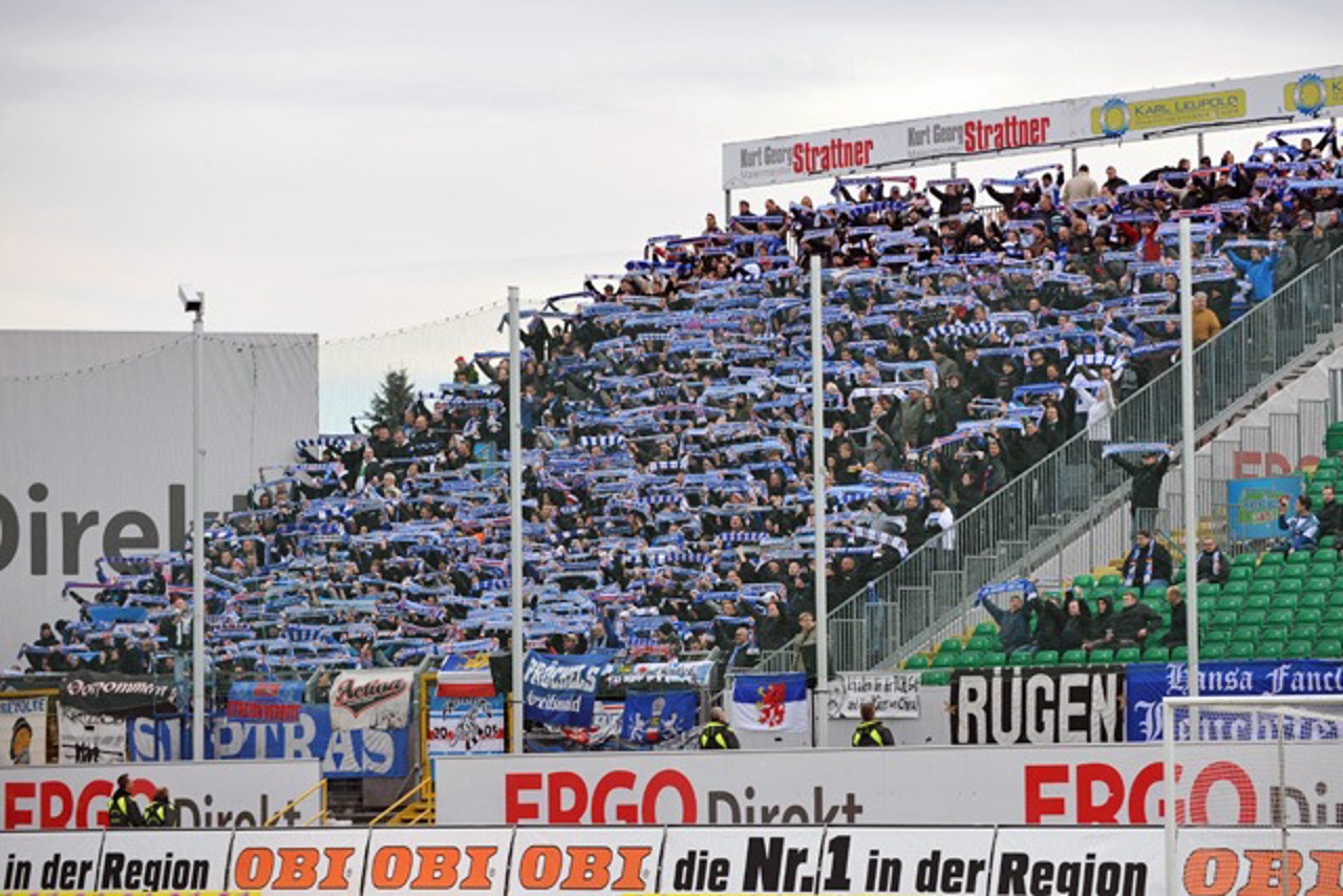 Hansa-Fans beim Spiel gegen Greuther Fürth in der Trolli Arena