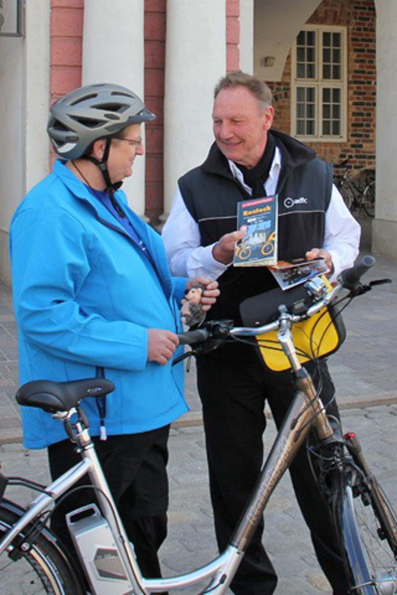 Radwegewart Peter Schmidt mit Martin Elshoff vom ADFC