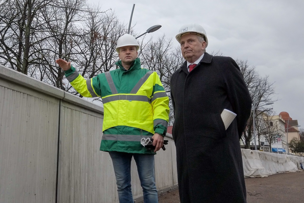 StALU-Projektleiter Ronny Schmidt (l.) erläutert die Modulbauweise für die neue Sturmflutschutzwand in Warnemünde