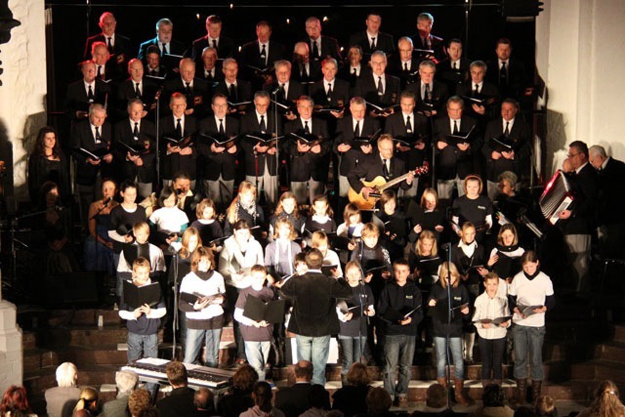 Shantychor „De Klaashahns“, Kinderchor des ecolea-Gymnasiums, „Irish Coffee“ und Carolin Alexandra
