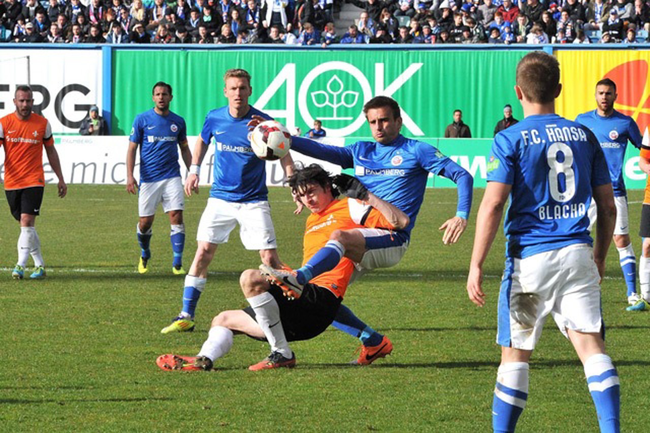 Milorad Pekovic (Hansa Rostock) im Zweikampf mit Dominik Stroh-Engel (SV Darmstadt 98)