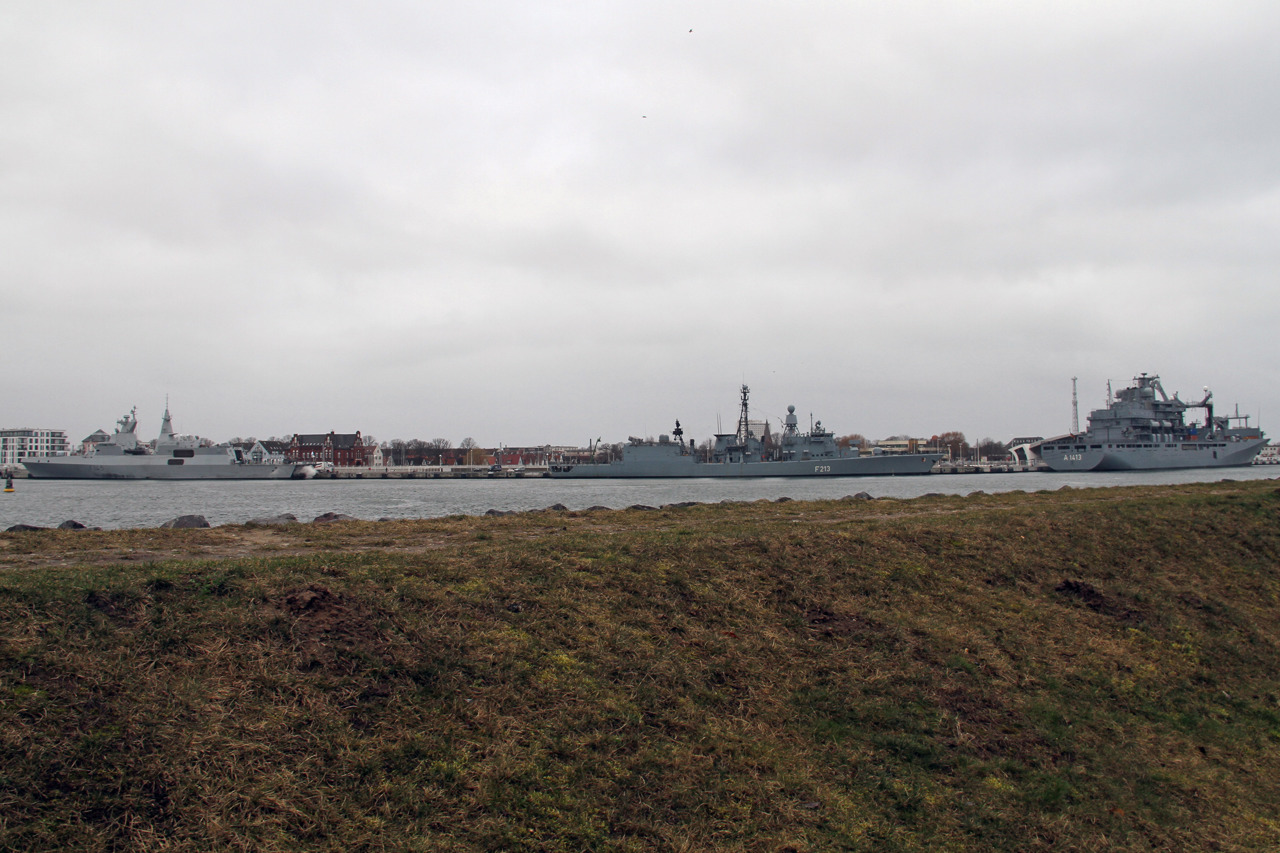 SAS „Amatola“, Fregatte „Augsburg“ und Einsatzgruppenversorger „Bonn“ in Rostock-Warnemünde (v.l.n.r.)