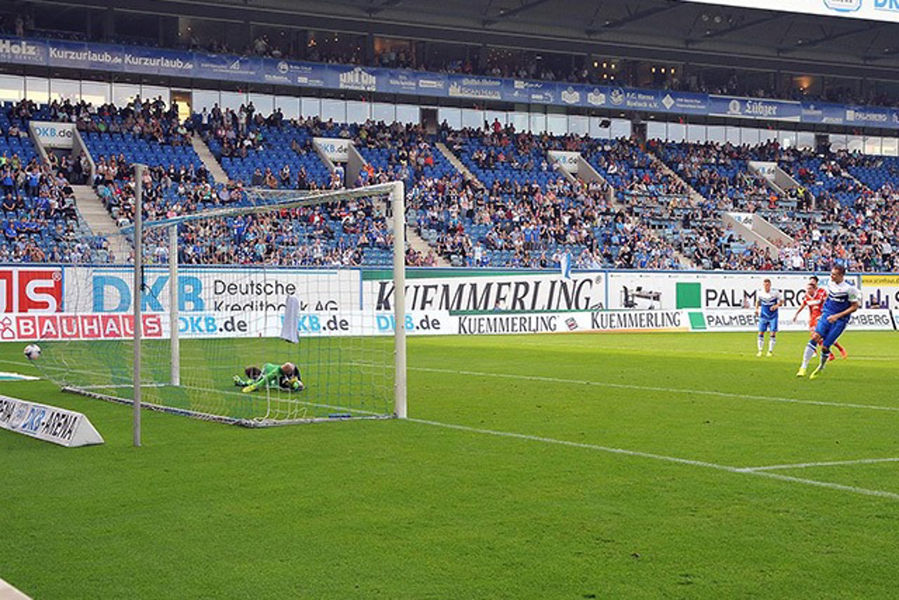 Steven Ruprecht (Hansa Rostock) verwandelt einen Foulelfmeter gegen Arminia Bielefeld zum 1:0