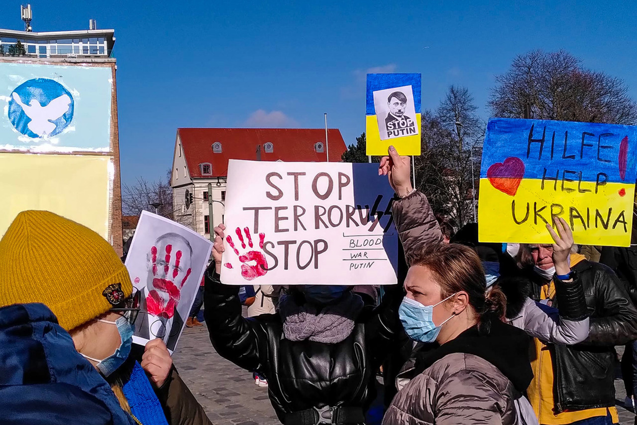Rostock: Demo gegen Putins Krieg in der Ukraine