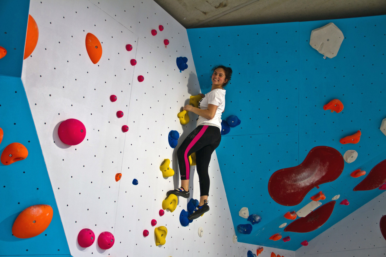 Zena probiert die Boulderhalle Felshelden in Warnemünde aus