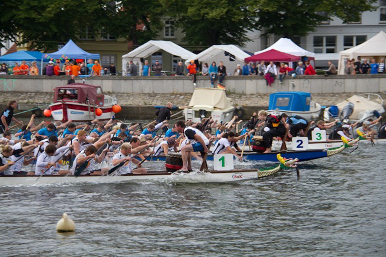 Drachenbootrennen in Warnemünde