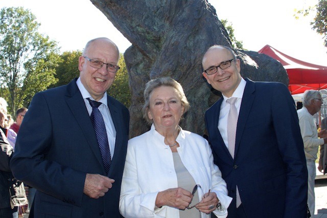 Rostocks Oberbürgermeister Roland Methling, Jo Jastrams Witwe Inge Jastram und Ministerpräsident Erwin Sellering bei der Einweihung des Schreienden Hengstes