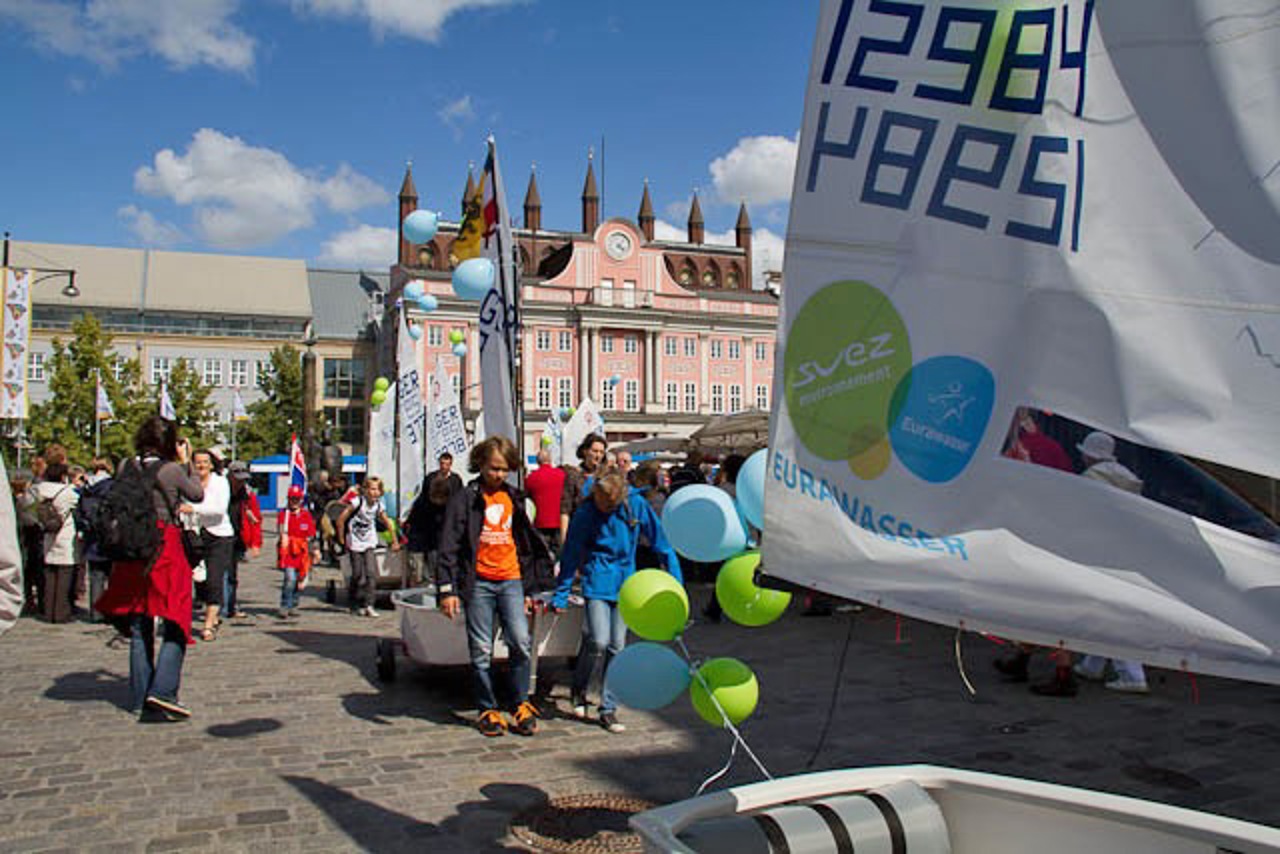 Rostocker Segelsportvereine ziehen mit ihren Optimisten durch die Innenstadt