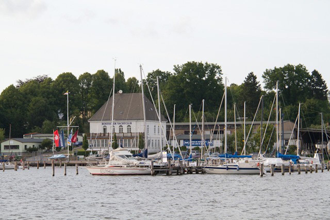 Idyllsche Ruhe am Yachtclub? - Nur auf dem Foto, nicht aber dienstags zwischen 18 und 22 Uhr bei schönem Sommerwetter