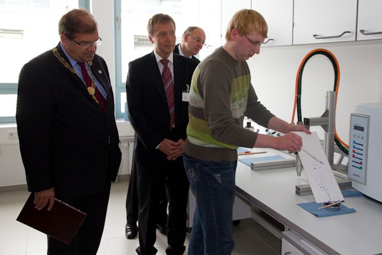 Besichtigung eines neuen Labors im Fraunhofer-Anwendungszentrum